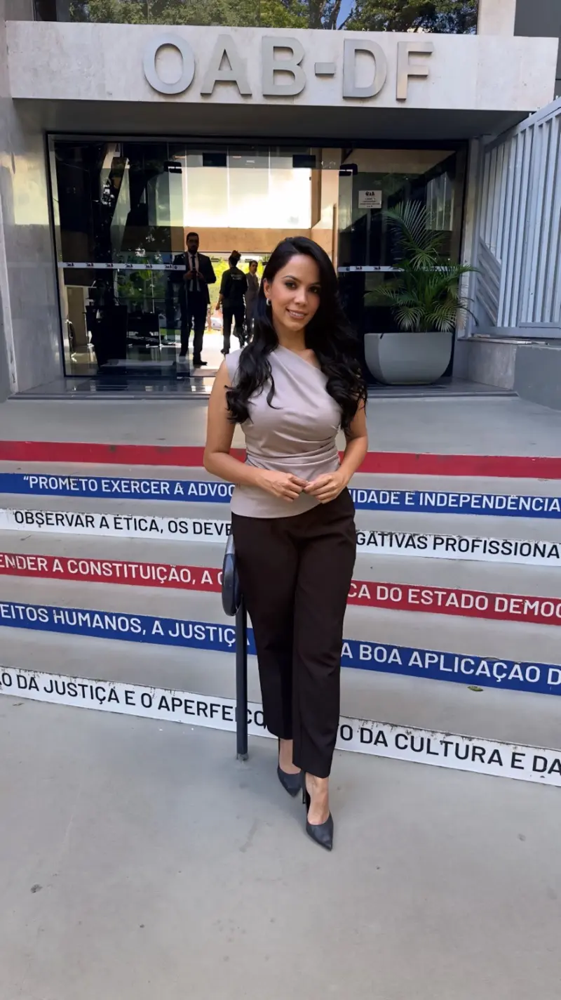 Dra. Pryscylla Bitencourt em frente à sede da OAB do Distrito Federal